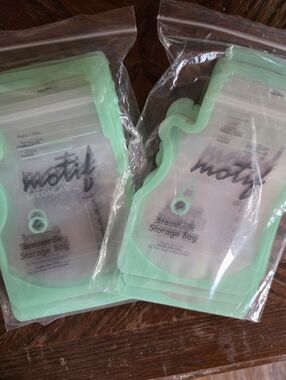 NEW Motif Medical Breastmilk Storage Bags in Mint Green - Set Of 50